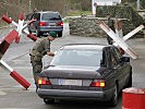 Fahrzeugkontrolle am Kasernentor.