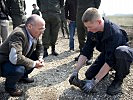 Werner Tobisch vom Entminungsdienst demonstriert Minister Klug den richtigen Umgang mit gefundener Munition.