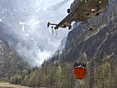 Eine "Alouette" III des Bundesheeres tankt Wasser.