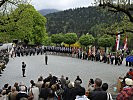 Angetretene Truppe am Vorplatz der Kirche.