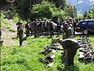 Vertreter der Wirtschaftkammer- organisation bei der Einweisung in die Basisausbildung der Rekruten des Baupionierzuges der Stabskompanie des Militärkommandos Tirol.