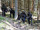 Trotz des unwegsamen und steilen Geländes gehen die Soldaten vor.