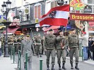 Die österreichischen Pilger ziehen durch die Gassen von Lourdes zur Rosenkranzbasilika.