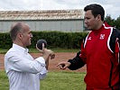 Der Minister mit einem Sporttrainer des Bundesheeres.