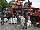 In Vorarlberg füllten Soldaten zehntausende Sandsäcke.