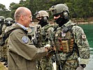 Verteidigungsminister Gerald Klug mit den Soldaten aus Österreich und Kroatien.