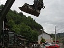 Mit schwerem Gerät wird der Bahnhof Taxenbach durch die Salzburger Pioniere geräumt.