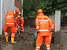 In Salzburg haben Soldaten mit den Aufräumarbeiten begonnen.