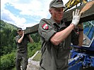 "Starke Burschen": Die Rekruten Roland Ranggetinger und Lorenz Resch bei der Arbeit.