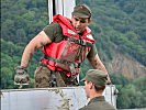 Der mobile Hochwasserschutz wird in der Wachau von Soldaten abgebaut.