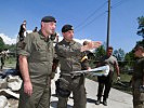 Militärkommandant Generalmajor Kurt Raffetseder bei den Soldaten in Goldwörth.