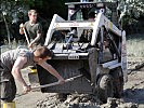 "Bobcats" des Partners erleichtern die Arbeit in den engen Gassen.