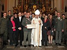 Die Familie und Ehrengäste gratulieren dem Ordensträger.