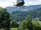 Agusta Bell 212 Helikopter unterstützen den weiterlaufenden Hilfseinsatz.