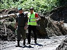 Katastrophenreferenten Reiter und Brigadier Hufler im Trattenbachgraben.