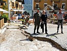 Bürgermeister Scheutz und Oberst Piberhofer beraten den Einsatz der Kräfte.