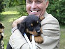 Gerald Klug mit dem Rottweilerwelpen "Quinn".