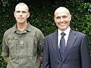 Oberstleutnant Bernd Rott, l., mit Verteidigungsminister Gerald Klug.