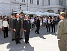 Major Girlinger meldet dem Oberbefehlshaber des Bundesheeres, Bundespräsident Heinz Fischer.