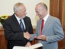 Verteidigungsminister Gerald Klug, r., zeichnet Peter Gstettner aus.