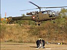 Die Feuerwehr befüllt den Löschmittelbehälter einer "Alouette" III des Bundesheeres.