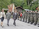 Landeshauptmann Günther Platter, Militärkommandant Generalmajor Herbert Bauer und Innsbrucks Bürgermeisterin Christine Oppitz-Plörer schreiten gemeinsam die Front ab.