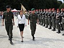 Brigadier Wagner, Bezirksvorsteherin Silke Kobald und Generalleutnant Schmidseder schreiten die Front ab.