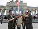 Vor der Gloriette sprachen die Rekruten das Treuegelöbnis.