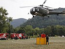 Der 5.000 Liter Löschbehälter wird von der Feuerwehr vorbereitet.