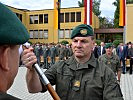 Der Kommandant der "Siebenten", Brigadier Gerhard Christiner übergibt die Insignie...