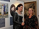 Anita Zieher und Silvia Moosmaier, die Gender Mainstreaming-Beauftragte des Verteidigungs- ministeriums, in der noch bis 29. September 2013 laufenden Sonderausstellung "WoMen At War".