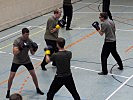 Nahkampf- und Boxtraining unter professioneller Leitung.