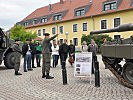 Wachtmeister Peter Vavra zeigte den Eltern den Kampfpanzer "Leopard" 2A4.