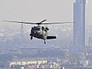 Der S-70 "Black Hawk" im Anflug auf das Wiener Allgemeine Krankenhaus.