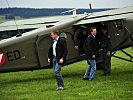 Während die Passagiere die Flugzeuge verlassen wird das Umfeld genauestens beobachtet.