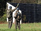 Major Jörg Meßner und ein Teilnehmer warten am Übungsort.