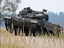 Kampfpanzer "Leopard" 2A4 greifen in die Kampfhandlung ein.