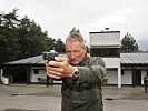 Oberst Szekely, Heeresmeister im Pistolenschießen, nimmt das Ziel ins Visier.