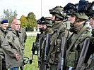 Minister Klug mit Soldaten der 3. Panzergrenadierbrigade.