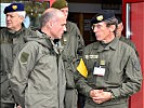 Übungsleiter Oberst Franz Langthaler begrüßt Verteidigungsminister Gerald Klug in Allentsteig.