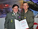 Brigadier Wagner dankt Vizeleutnant Hufnagl für seine jahrelange Tätigkeit als Informationsoffizier.