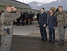 Major Forstner meldet den Beginn des Festaktes an Brigadier Stadlhofer, r.