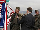 Brigadier Stadlhofer übergibt die Insignie an...