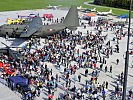 Tausende Menschen trafen sich am Flughafen vor den Maschinen des Bundesheeres.