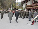 Landtagspräsident Herwig van Staa und Militärkommandant Herbert Bauer beim Abschreiten der Front.