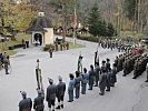 Die Militärmusik Tirol, eine Ehrenkompanie und Traditionsvereine vor der Kapelle.