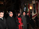 Die Fahnenabordnungen ziehen in die Stiftskirche von St. Peter ein.