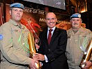 Minister Gerald Klug mit den Soldaten des Jahres Oberst Paul Schneider, l., und Vizeleutnant Herbert Bachmayer.