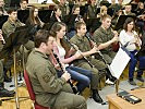 Die Musikerinnen fügen sich in das Orchester ein.