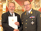 Brigadier Hufler überreichte jedem ehemaligen Soldaten eine Urkunde.